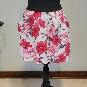 body Central Pink gray flowered mini skirt with two pockets. Size Large